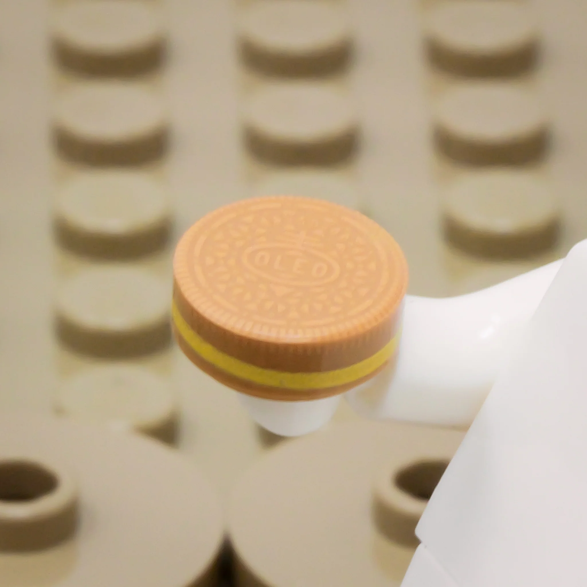 Cream-filled Cookie 1x1 Round Tile (Custom Pad Printed LEGO brick) - Image 9